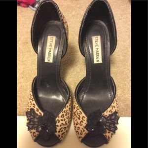 Steve Madden leopard Peep toe heel w/sequin flower